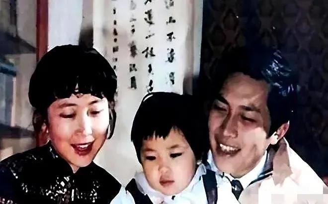 唐国强有两段婚姻。前妻孙涛出身干部家庭，两人1979年结婚，育有一女唐莉。随着