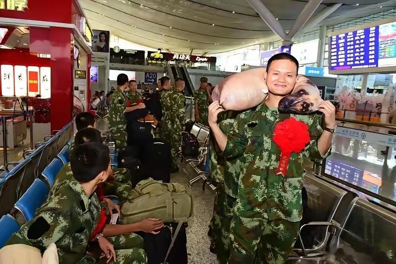 听着听着眼泪掉下来了！这位军人战士说：你知道部队的床单为什么是白色的吗？因为活着