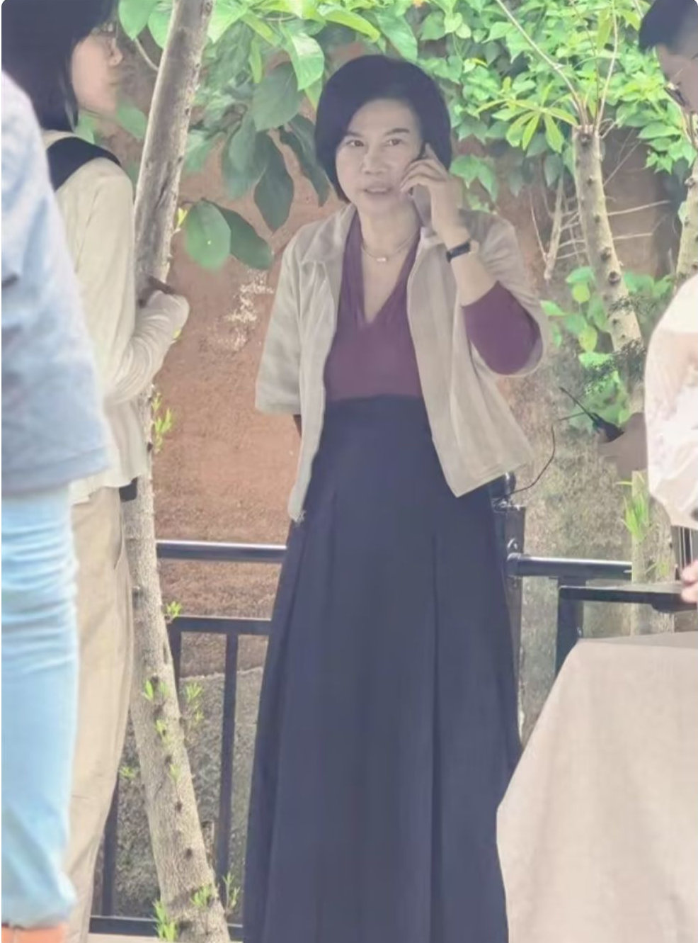 71岁董明珠在路边被偶遇，她打扮朴素，手里拿着荔枝，状态真不错