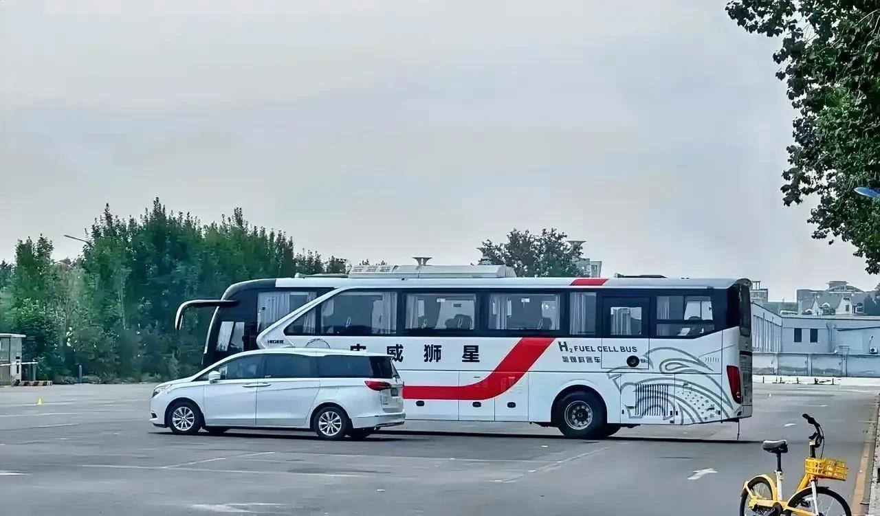 北京国安崭新的大巴车闪亮登场啦！这下好了，鸟枪换炮了！球员们再也不用开三轮蹦子或
