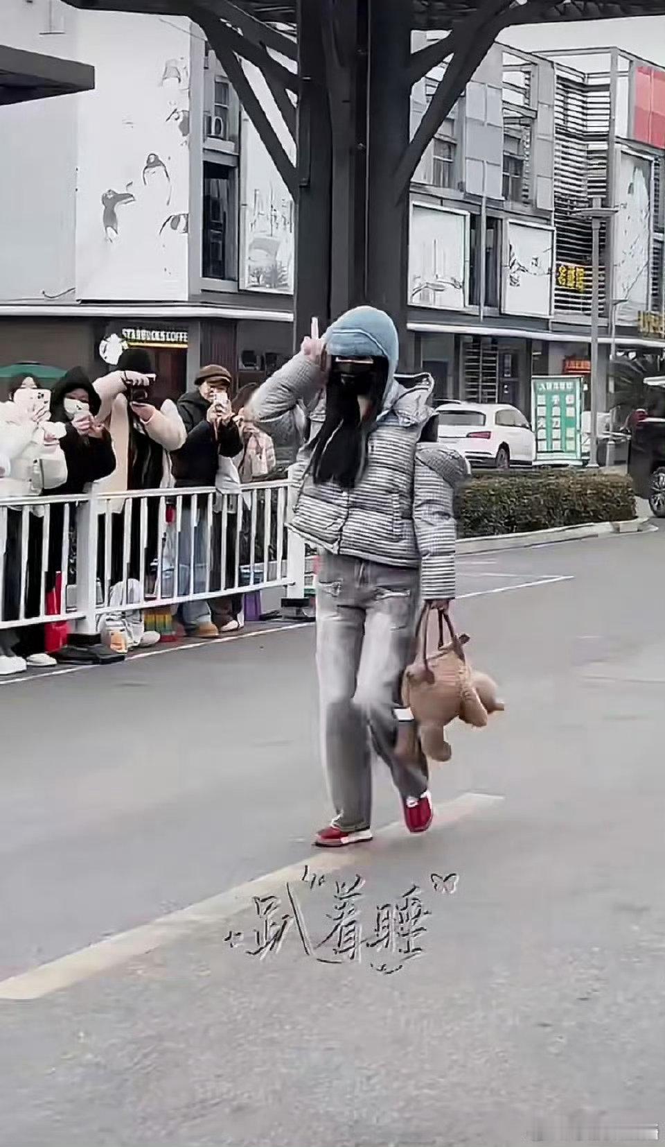  虞书欣给粉丝隔空签名虞书欣隔空给粉丝签名隔空签名也太有心了吧！虞书欣从来不会敷