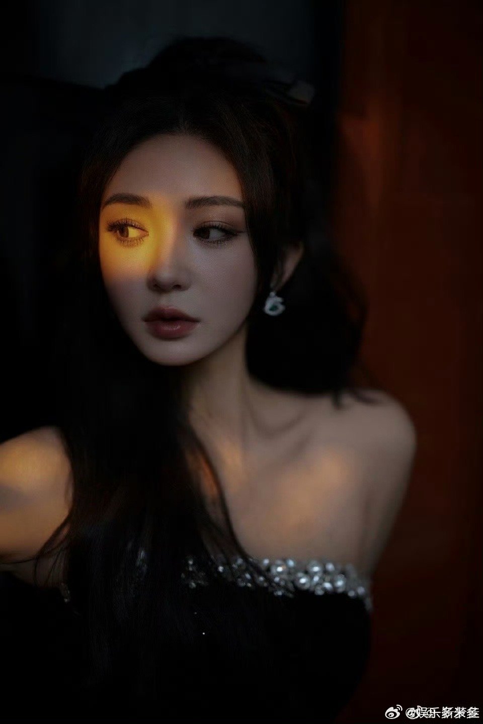 靳梦佳辣成这样了造型突破太惊喜！黑色抹胸裙凸显好身材，钻石项链点睛，妆容精致亮