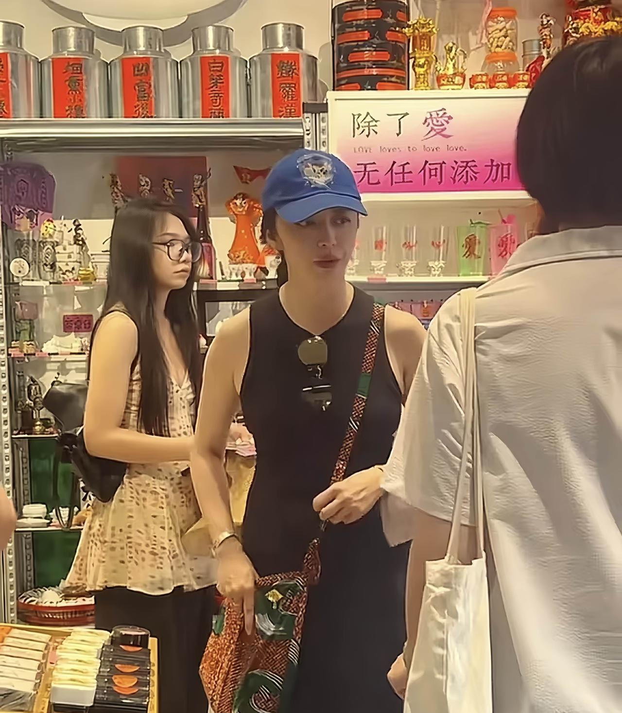 近日，姚晨回老家泉州，现身一家商店被偶遇的画面。姚晨戴着棒球帽，身穿背心连衣长