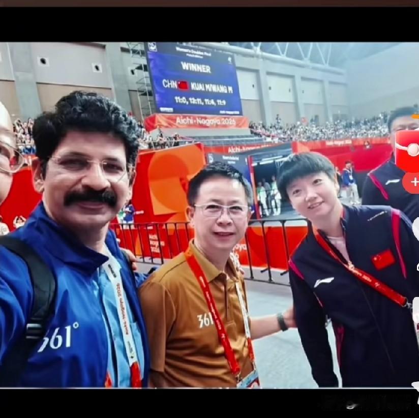 终于等来了这个裁判亚运会跟孙颖莎合影的正面照，这是亚运会莎莎离场裁判特意等着莎莎