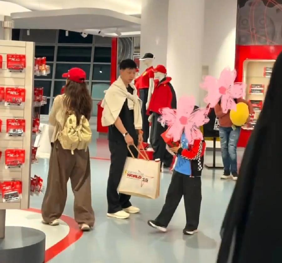 马龙一家在阿布扎比旅游被偶遇。与妻子、儿子甜蜜日常被路人记录。原来马龙会叫自己