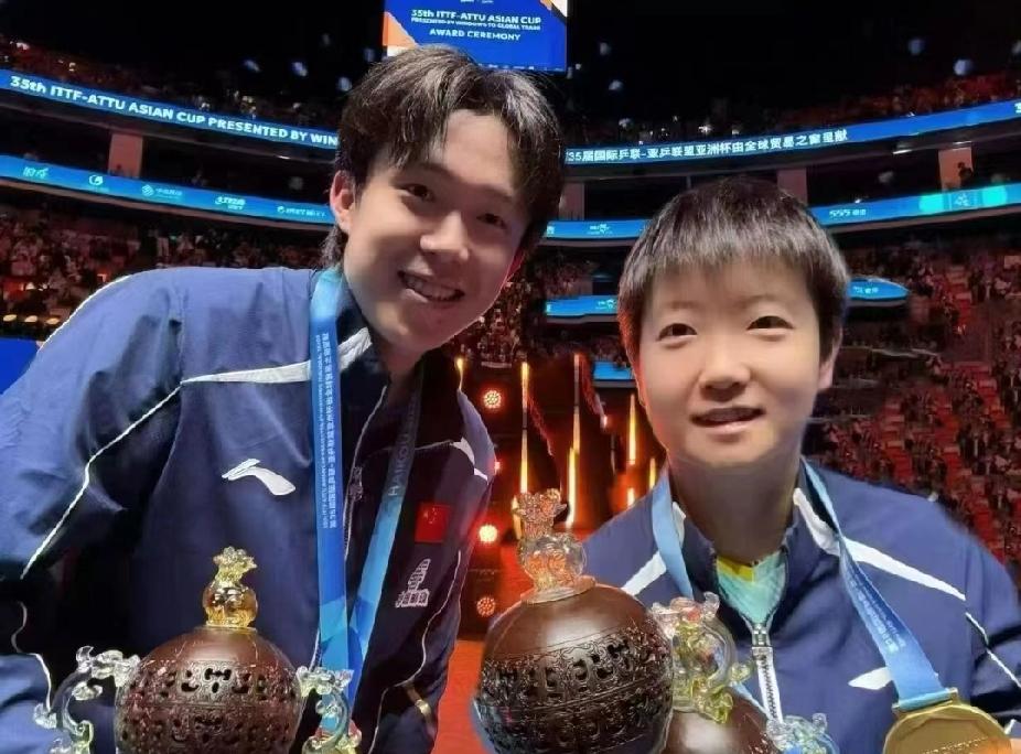 莎头同框！冠军合影来啦！呀，又看见莎头同框啦！这张就是2026年海口亚洲杯