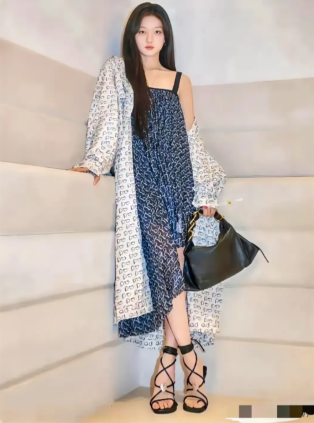 孙千，172cm，这一身好漂亮，就是脚上的鞋子一言难尽，显得脚又大又宽的，而且穿