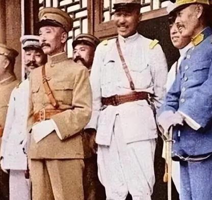 张宗昌一日回家四个姨太太在打牌，女人一见张宗昌回来了，都不约而同的围在张宗昌身边