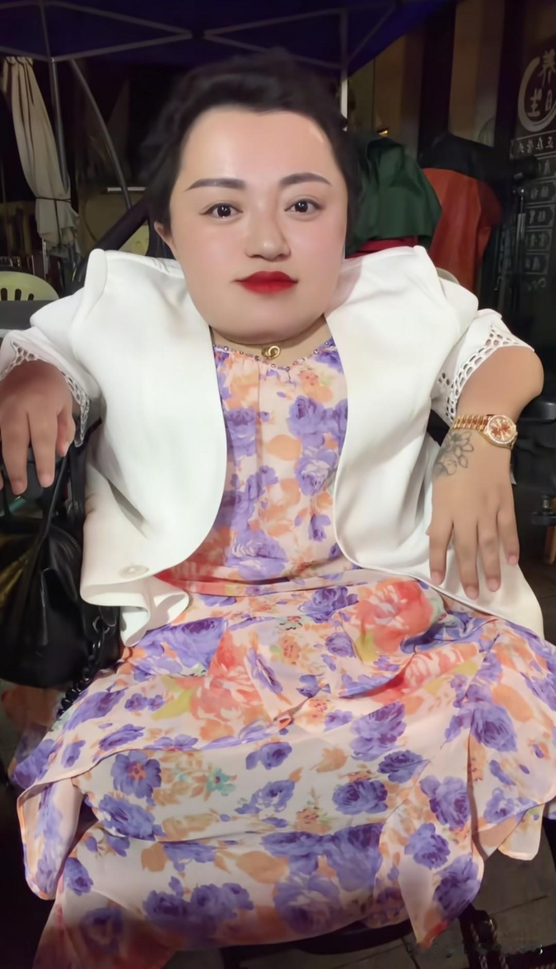 李喜梅自从怀孕后变漂亮了，感觉她穿长裙更好看，优雅、大气，越来越会打扮了！喜梅