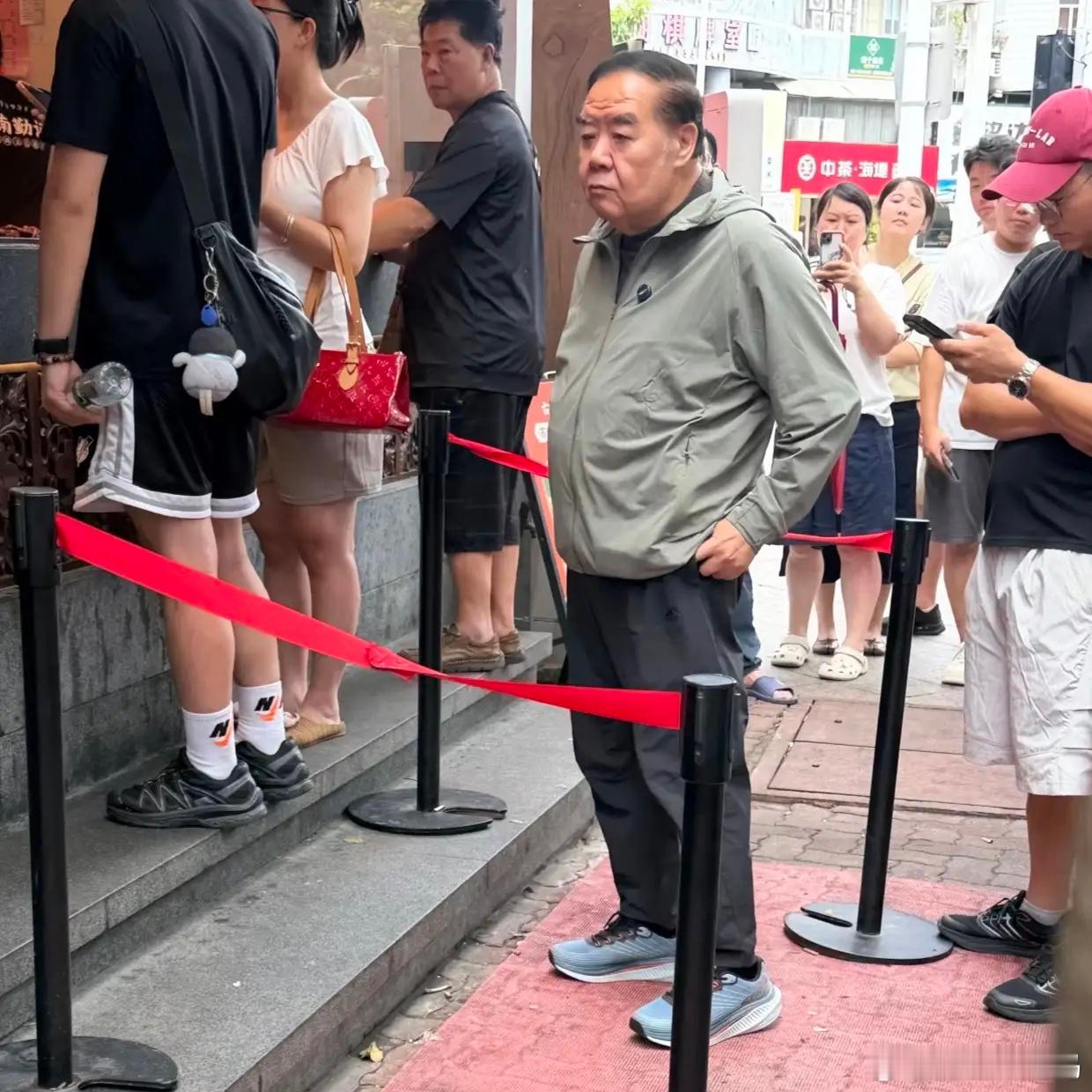 75岁“肥猫”郑则仕回祖籍汕头吃卤鹅饭，他亲自到一处餐馆档口排队，没有因为明星身