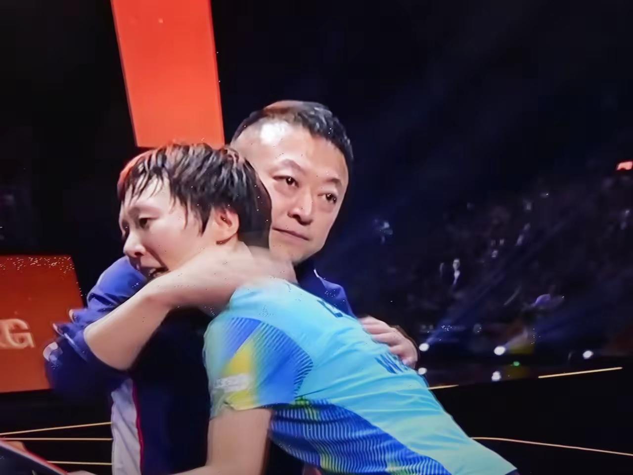 马琳赛后拥抱王曼昱，说几句个人观感:王曼昱夺冠，马导和曼昱相拥庆祝，本意