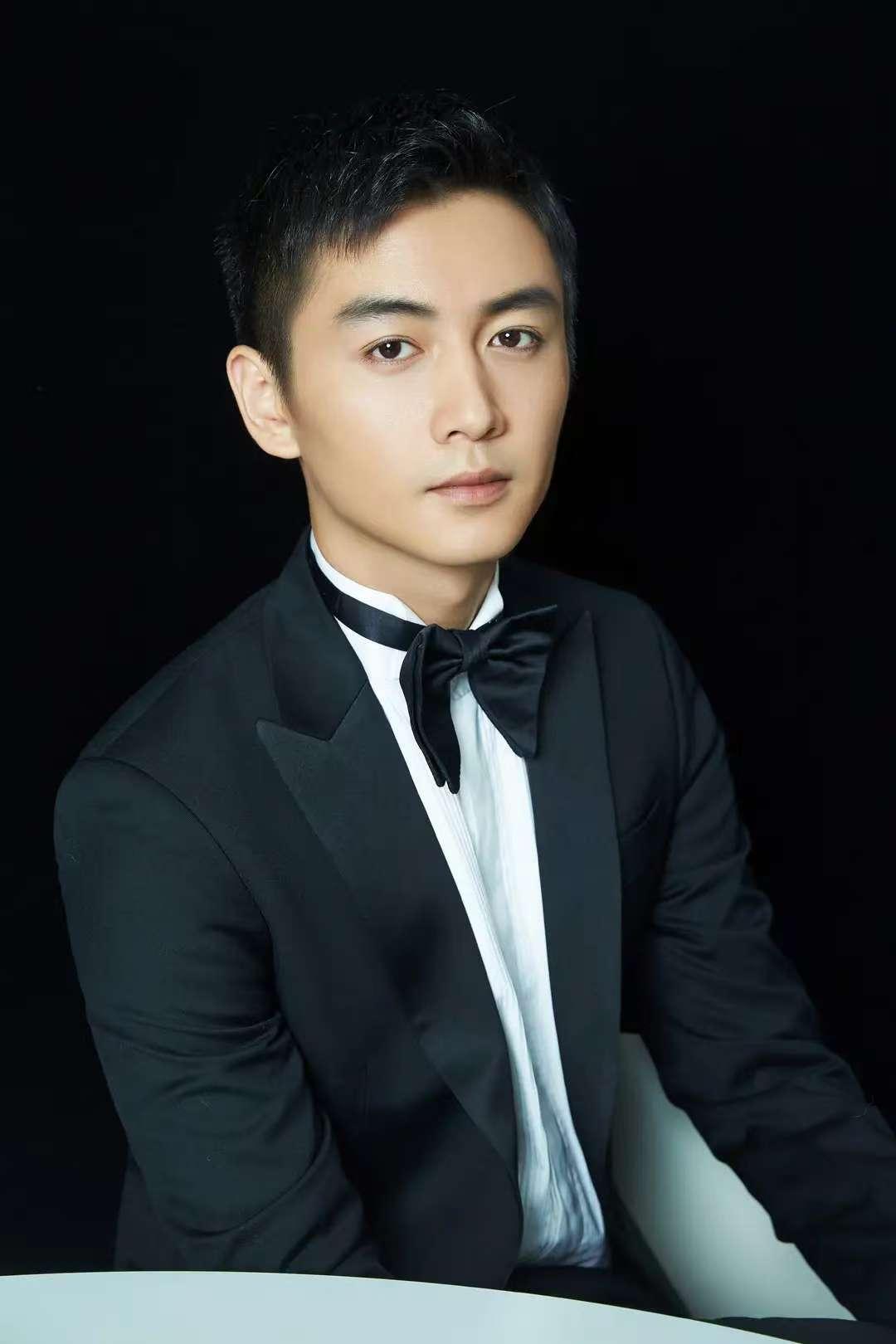 鲁豫问陈晓:“你的朋友多吗？”陈晓摇摇头:“我没有朋友。”主持人惊讶:“怎么会没