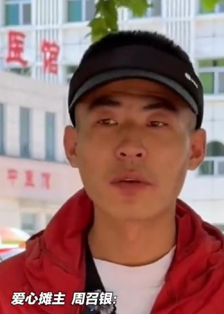 山东聊城，一小伙医院门口卖盒饭，他不卖8块也不卖10块，满满一盒卖的比一瓶矿泉水