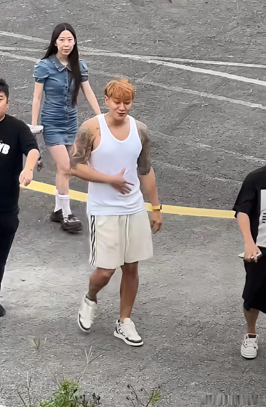 黄子韬这身材比例，庞大的身躯顶了颗小头，估计是婚后发福了，他这个脸还是适合清瘦中