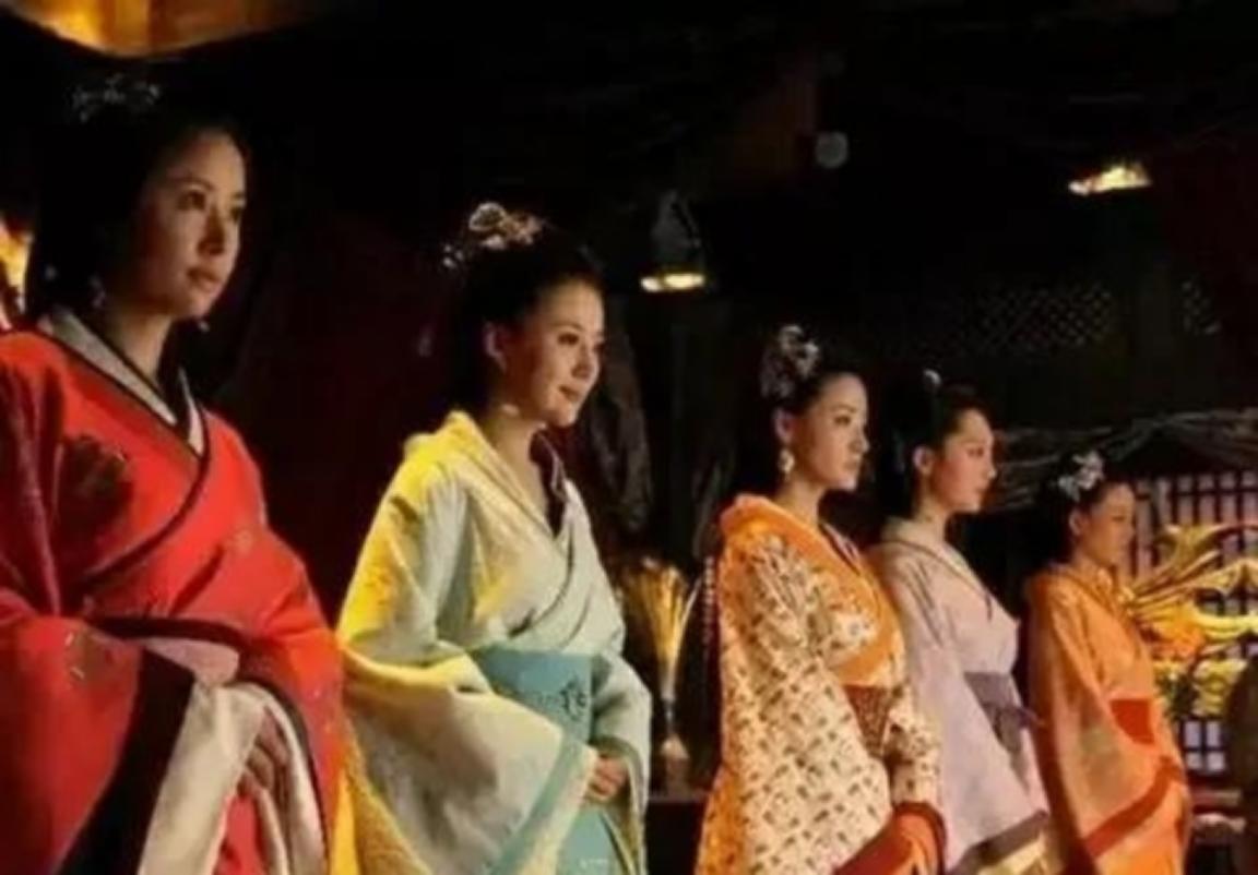 古代，一太尉出远门，带走大半妻妾，却将留下的五六十个美人，锁在院子里，1个月后，