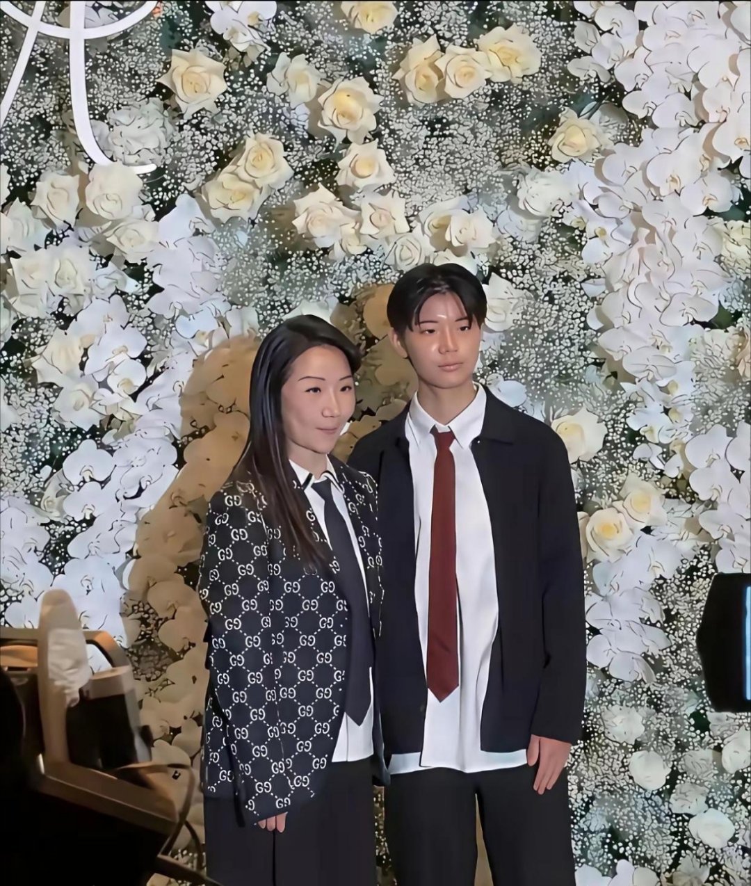 我勒个去！这居然是陶晶莹的女儿豆豆？穿得这么中性，长相也偏男性化，我还以为是儿子