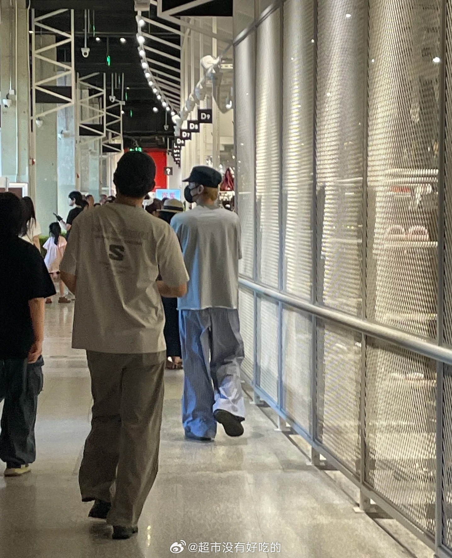 路人偶遇白敬亭戴着口罩还是格外显眼​​​