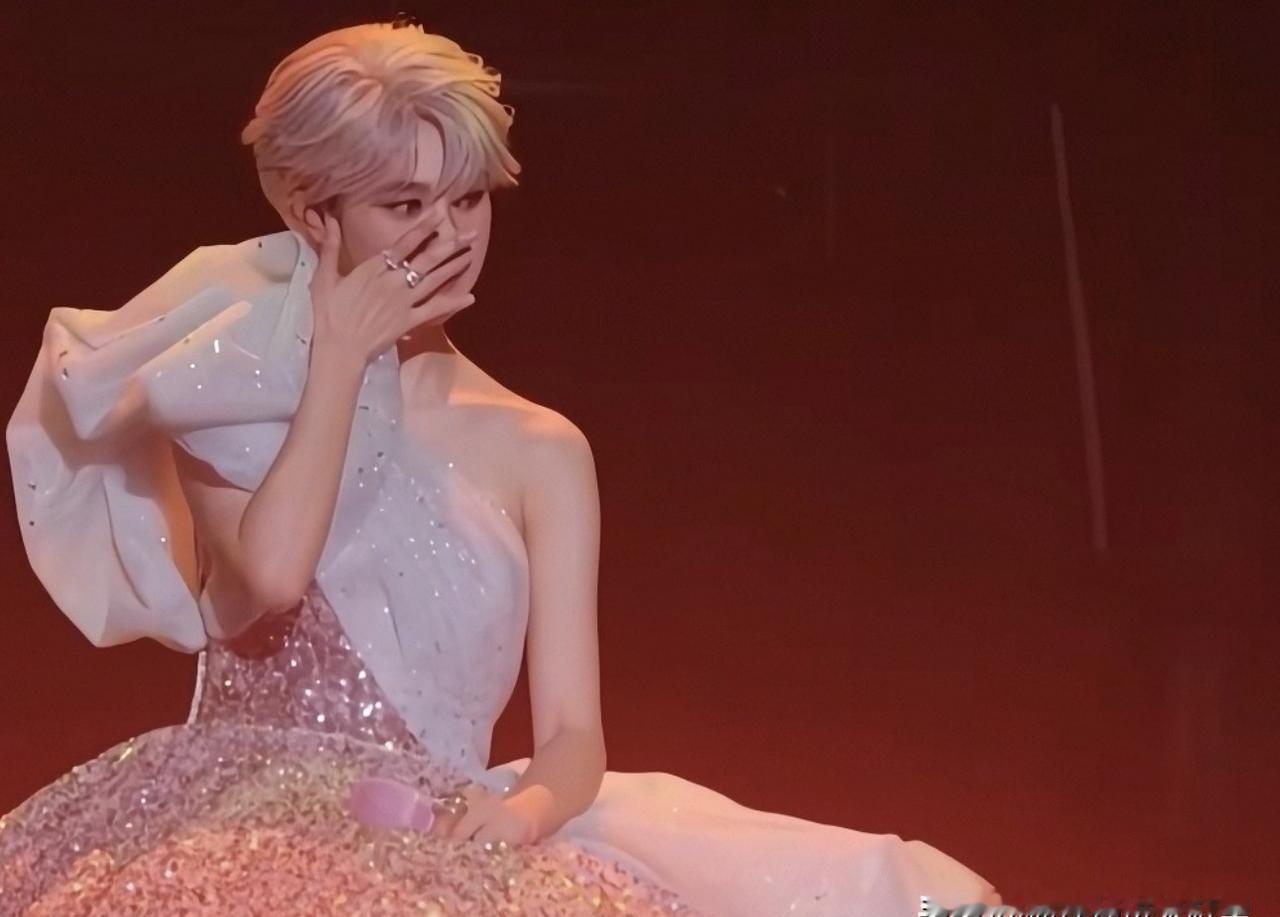 我眼睛瞎了。汪苏泷的腿，怎么比女的还细？还穿了个开叉黑长裙。导播镜头一晃，