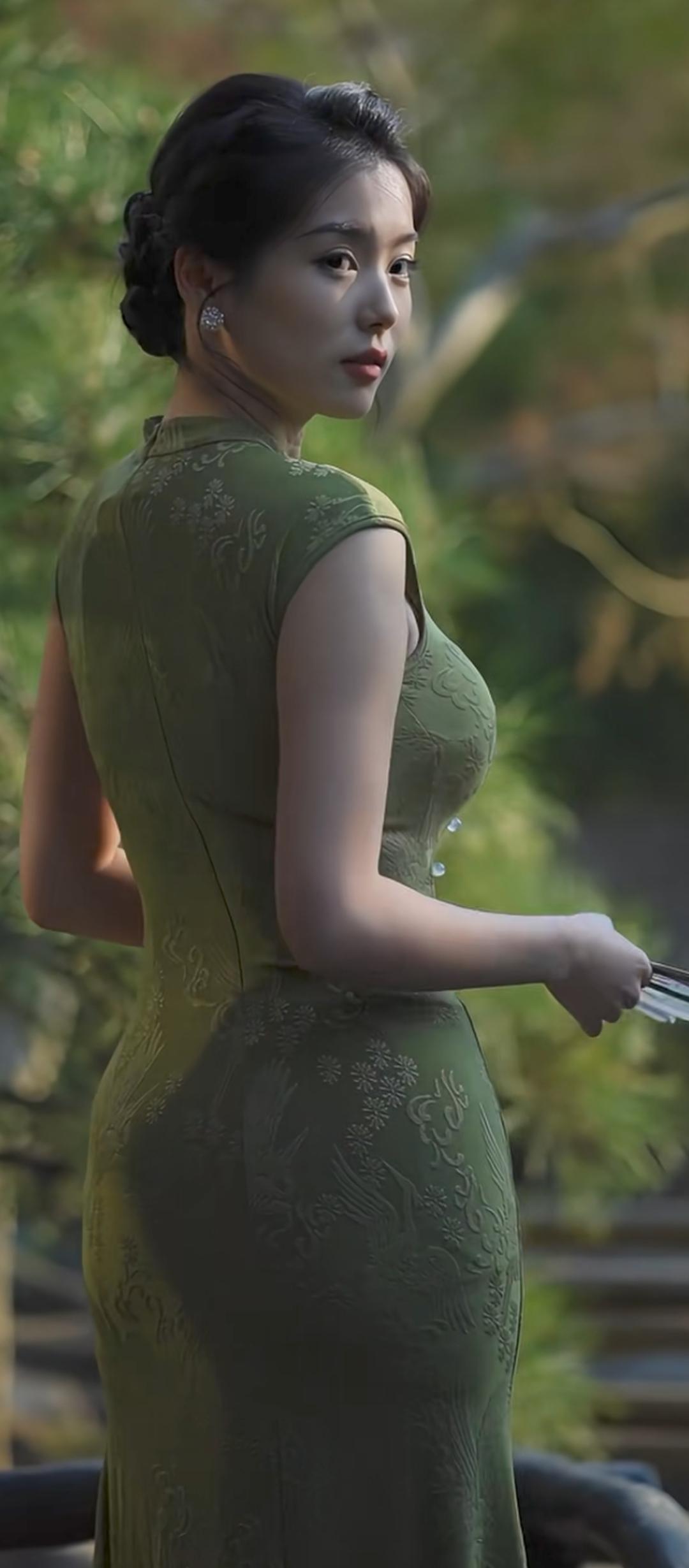 翠袖红妆，风姿绰约。