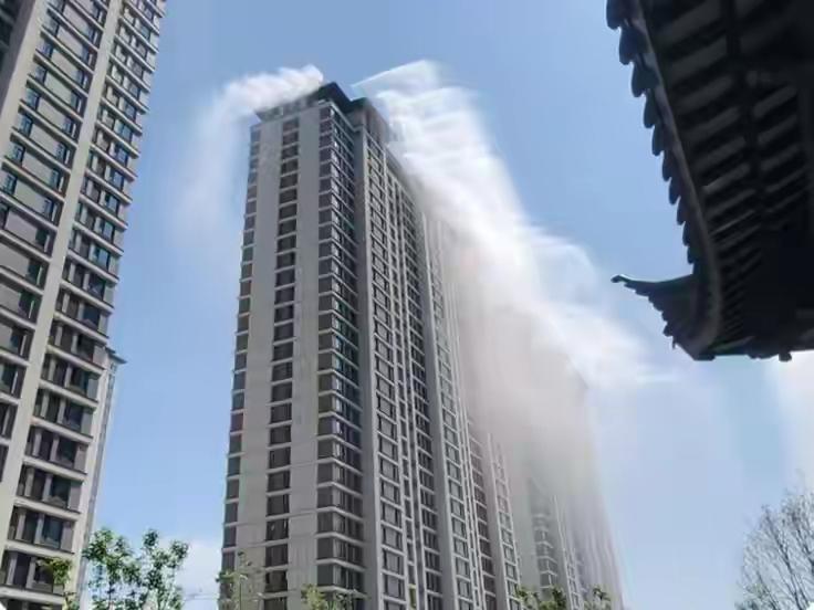 近日，欧洲热疯了，空调更是遭疯抢。与此同时，中国猪圈安装“空调”，中国一个住宅
