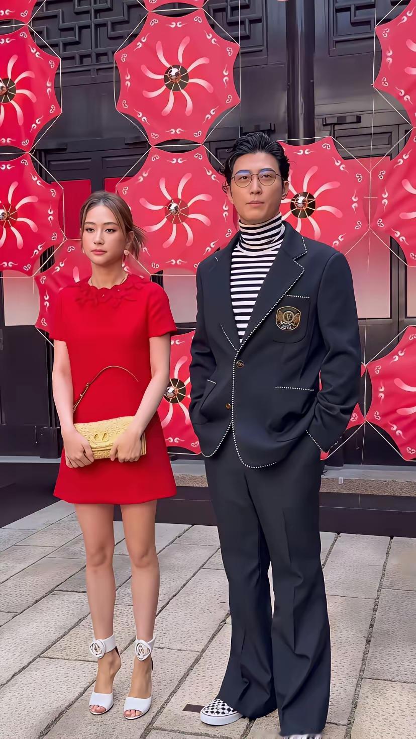 窦骁和何超莲之间看着真的是有点不对劲。两个人站在一起一点都没有恩爱夫妻的默契和温