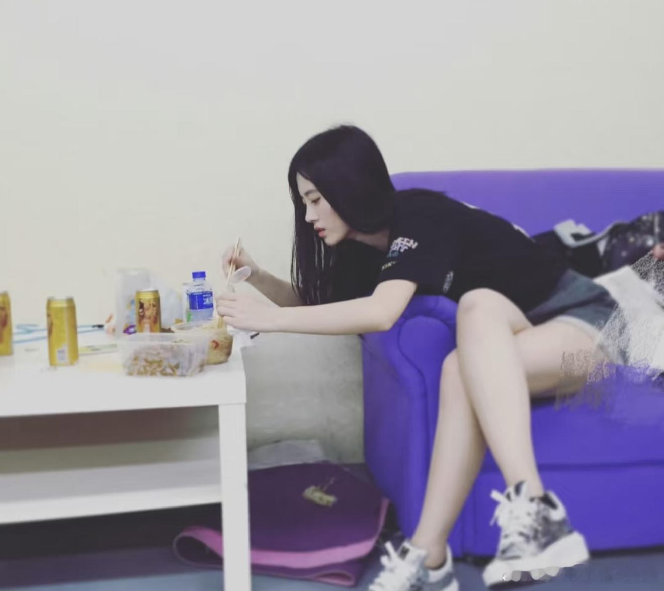 奇怪的吃饭姿势，可爱鼠了​​​