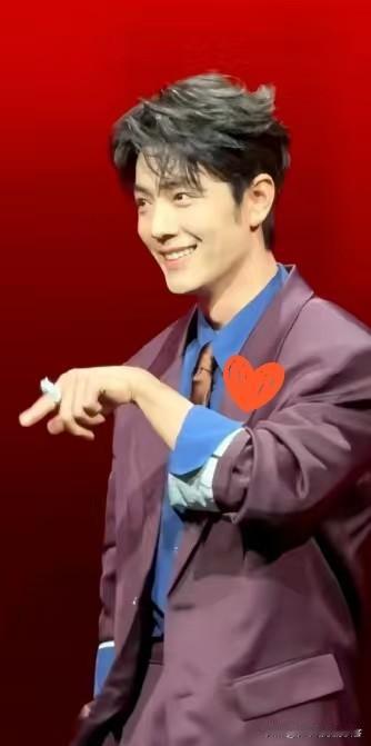 大家有没有发现？肖战这人确实有点不对劲，微博之夜大家都是这么出场，为啥就他跟