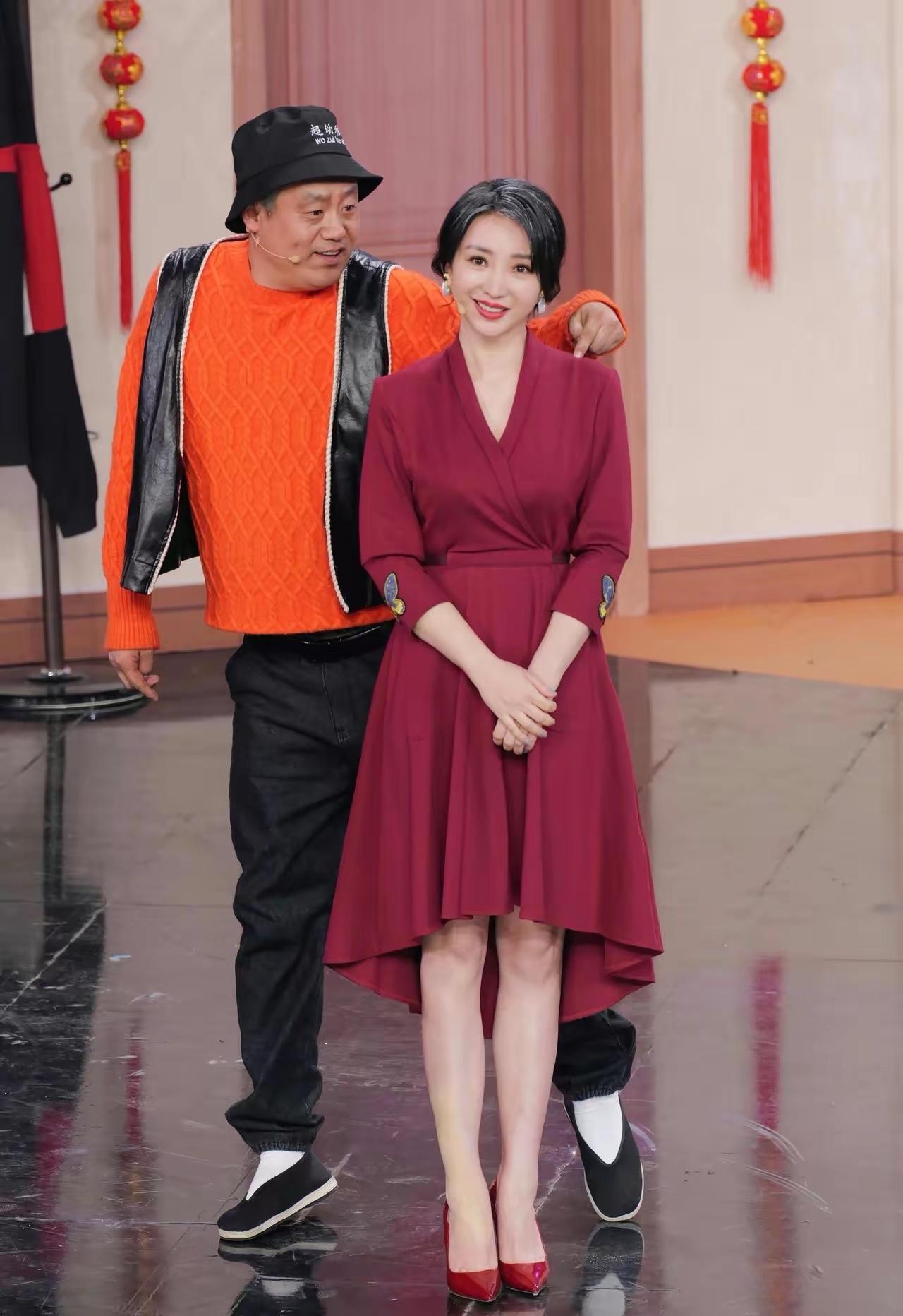 2020年，柳岩与宋晓峰在北京卫视春晚上，表演小品时的画面。柳岩与赵本山的好