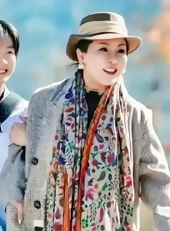 向太几个行李箱里，她最喜欢的单品就是这条20万左右的时尚围巾。我和我妈说她还不