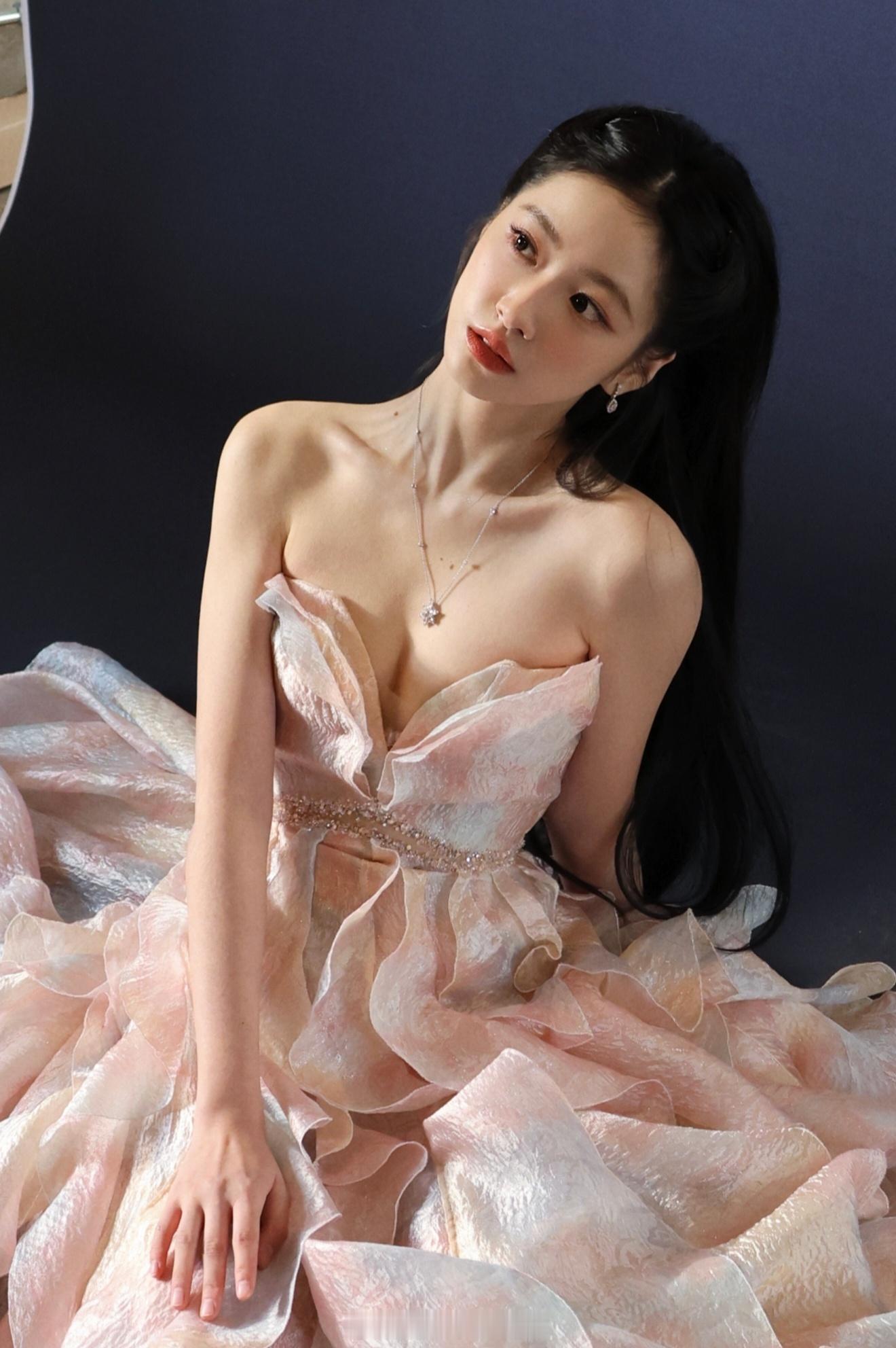 杨肸子微博视界大会红毯造型，青春灵动可爱迷人😊杨肸子香奈儿竟然是好朋友​​​