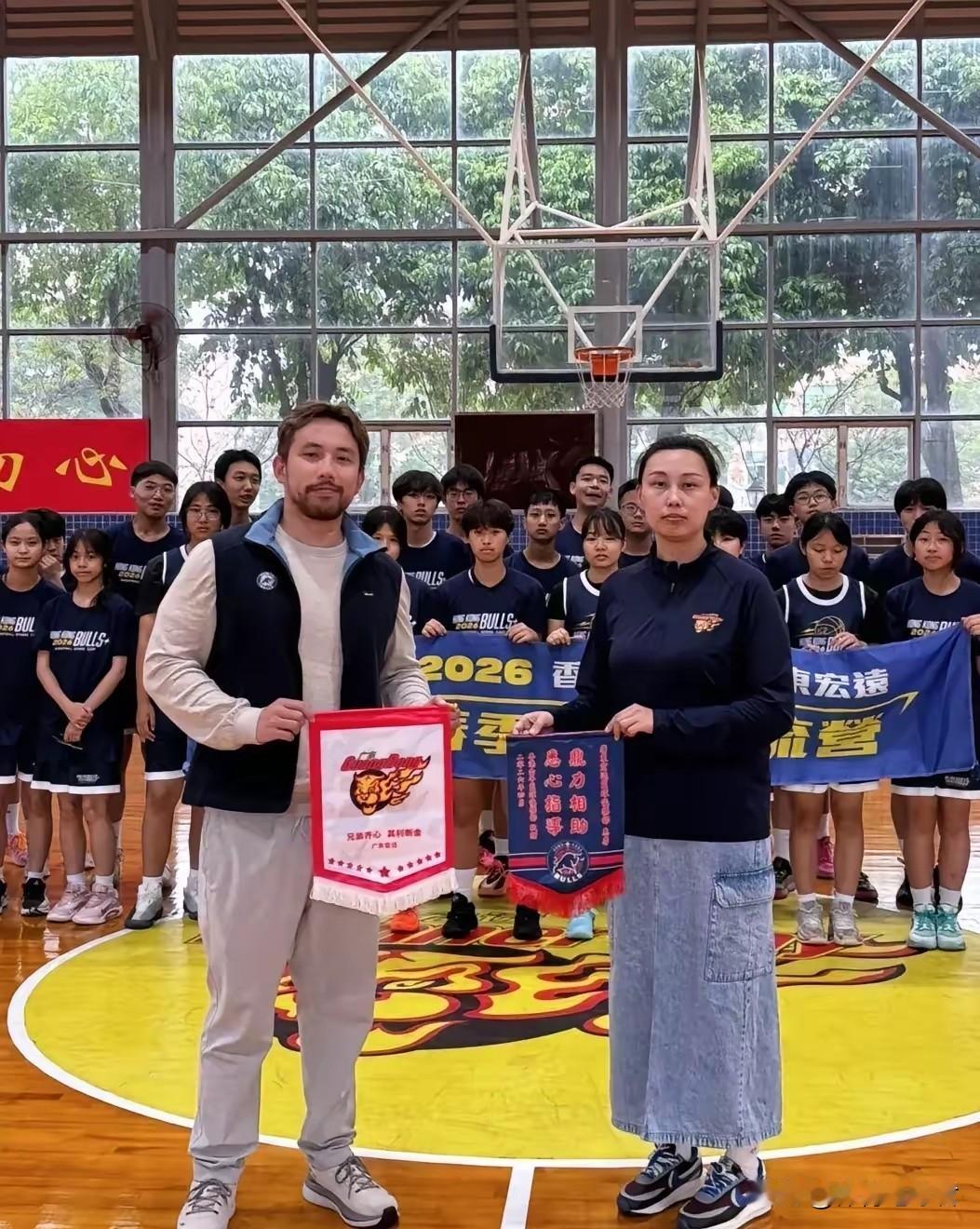 杨溢或被租借！近期，香港金牛男篮小球员们拜访广东男篮主场及训练馆，杨溢代表球队