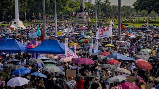 当地时间9月21日，菲律宾多地举行大规模游行示威活动，抗议小马科斯政府，抗议亲美