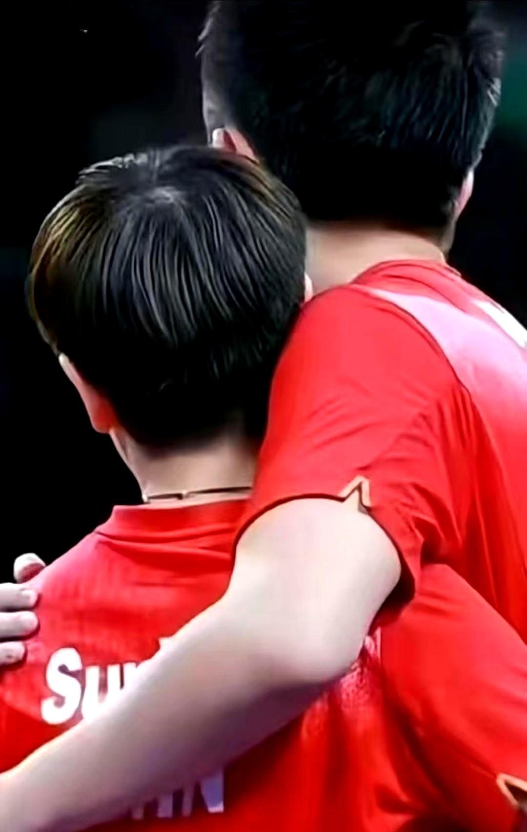 莎头的那些嵌入式抱抱。这种亲密无间不仅是队友情的体现，更伴随着商业价值的狂飙