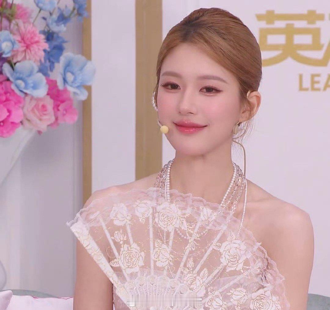 赵露思直播造型和虞书欣直播造型，妈呀，95花双TOP今晚太美了！！！​​​
