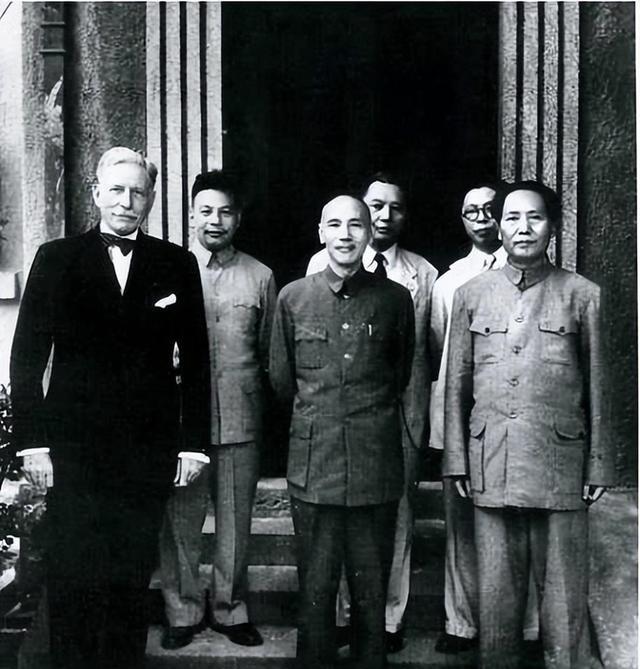 1975年蒋介石逝世，入殓时穿7条裤子7件内衣。毛主席听闻死讯一脸凝重，沉默