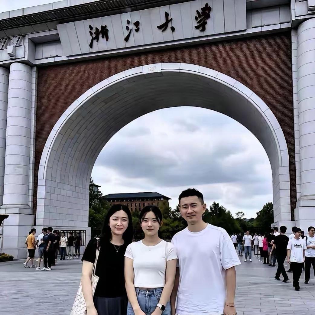 快看这幸福的一家人！在浙大校门口留下珍贵的入学合影。爸爸精神帅气，气场十
