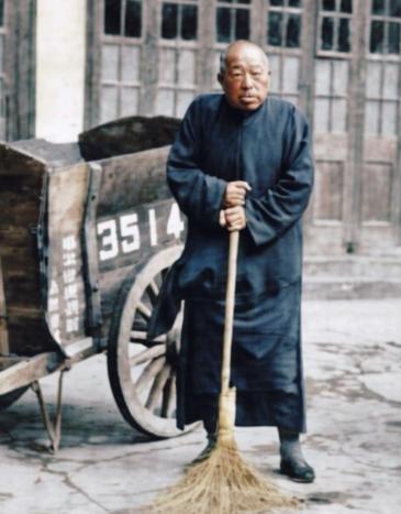 1951年，陈毅让83岁的黄金荣扫大街，蒋介石得知后感叹：陈毅真厉害。1951年