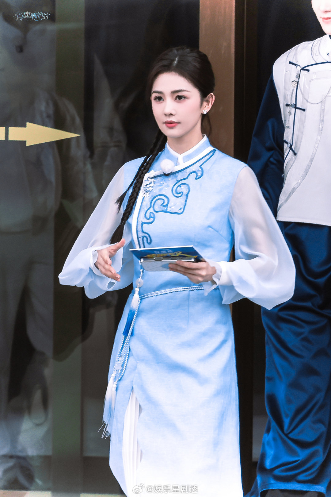 白鹿水蓝色look来到了白鹿的家乡，当然要玩得更开心了，看到鹿鹿一身水蓝色loo
