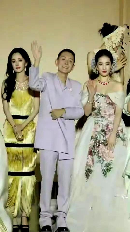 好朋友，也能变成对手。这事要从杨幂和刘亦菲说起。她们都演了同一个叫白浅的