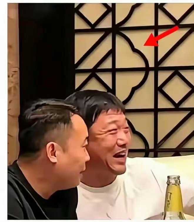 贾冰私人饭局被偷拍未经别人允许，偷拍都是触犯隐私！