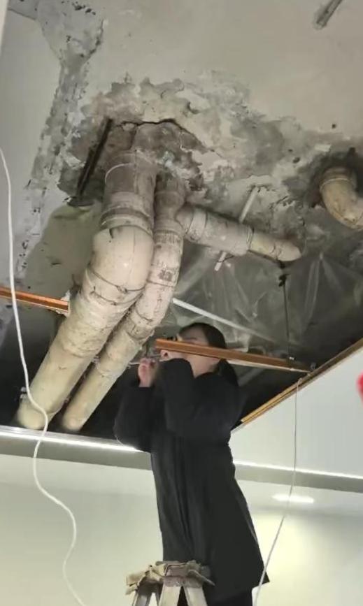 重庆万州，女子因搬家以40万的价格，卖掉了154平的学区房，买家装修后，以69.