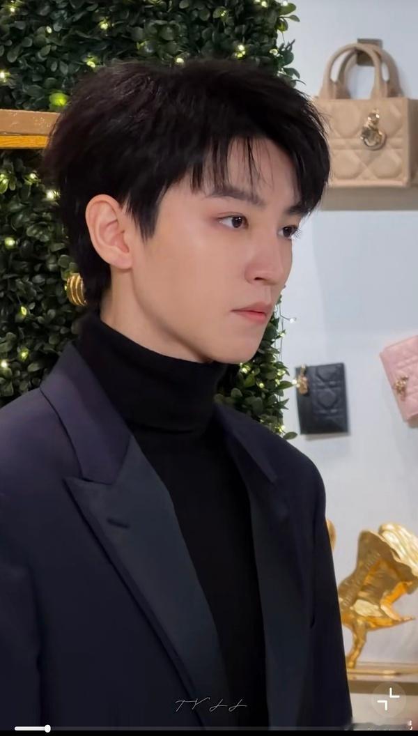 帅成这样我天我觉得我会被王俊凯的下颌线割伤