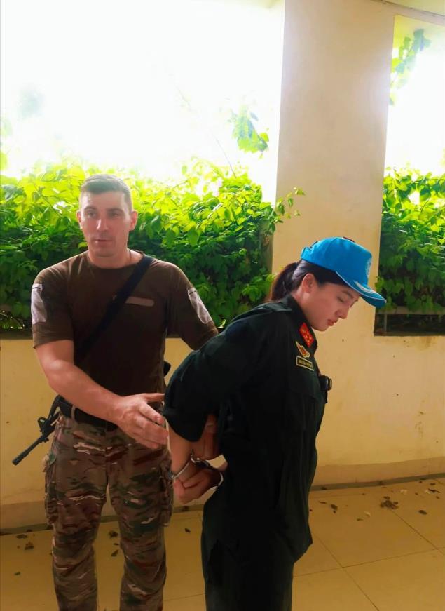 越南警察和法国国家宪兵（编有反恐部队）一起训练？[捂脸哭]是的，非常魔幻，昔日