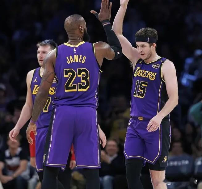 湖人或许有意防守悍将埃利斯，2换1大概率不会吃亏。根据ClutchPoi