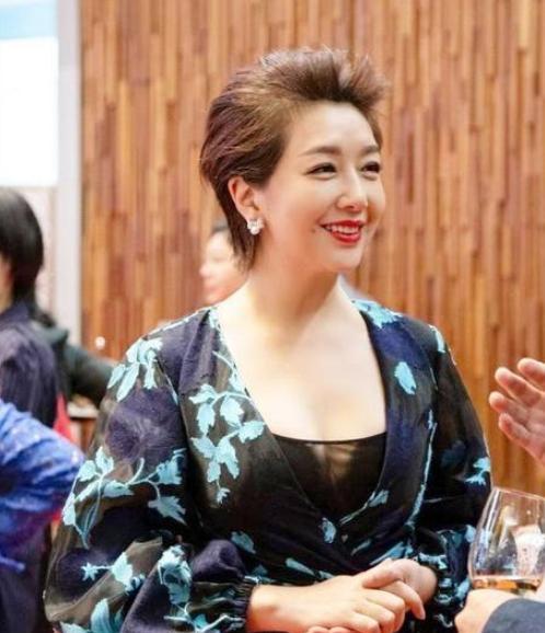 当年，30岁的靳东爱上了39岁的江珊，江珊婉拒说：“小东啊，姐比你大那么多，还结