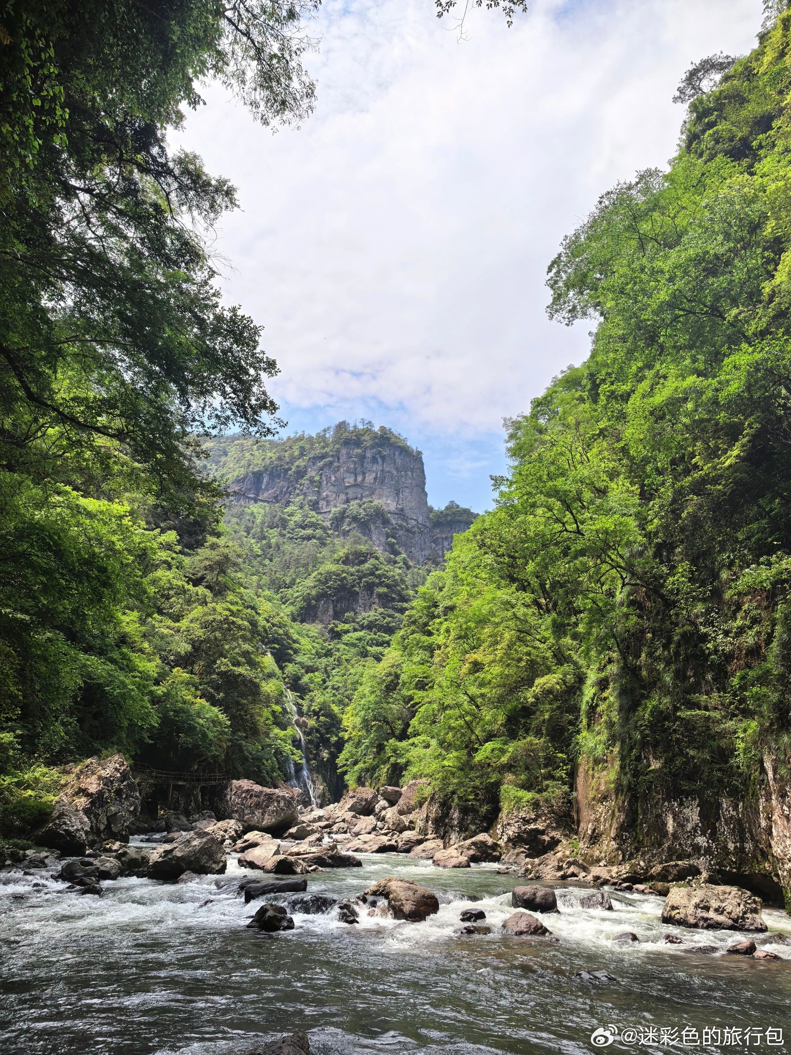 宁德鸳鸯溪不愧是世界地质公园，门票亲民，山水景致秀美出众，游玩体验丰富，逛起来惬