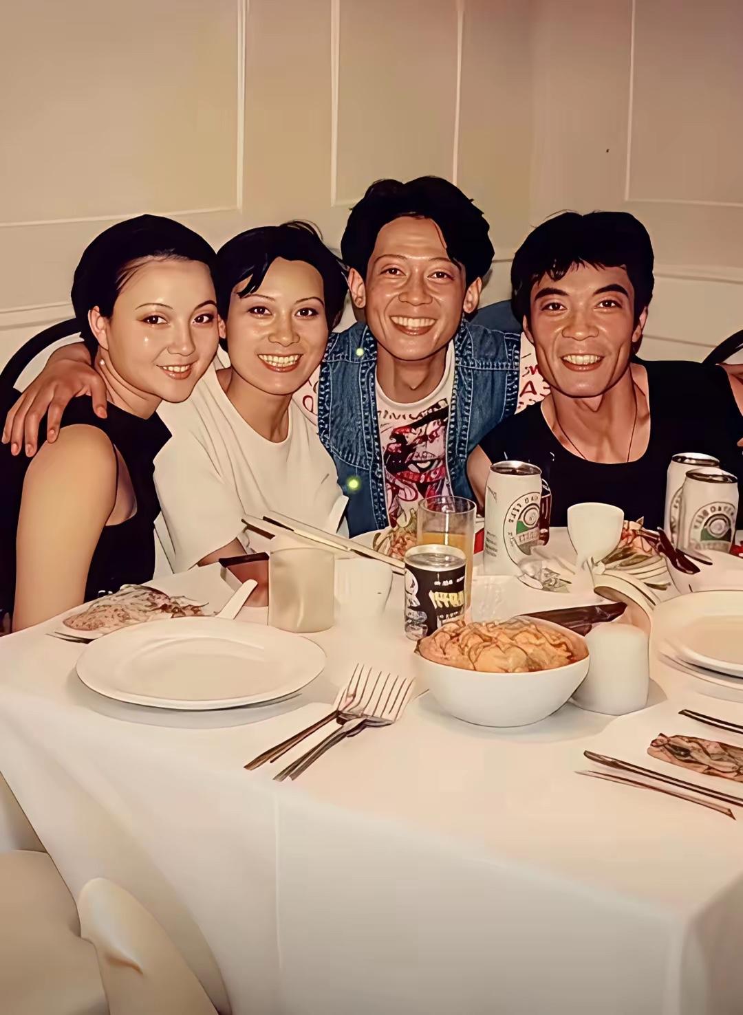 1994年的老照片，左一徐幸、周笑莉、王志文、刘威合影。当时，四位在上海演出