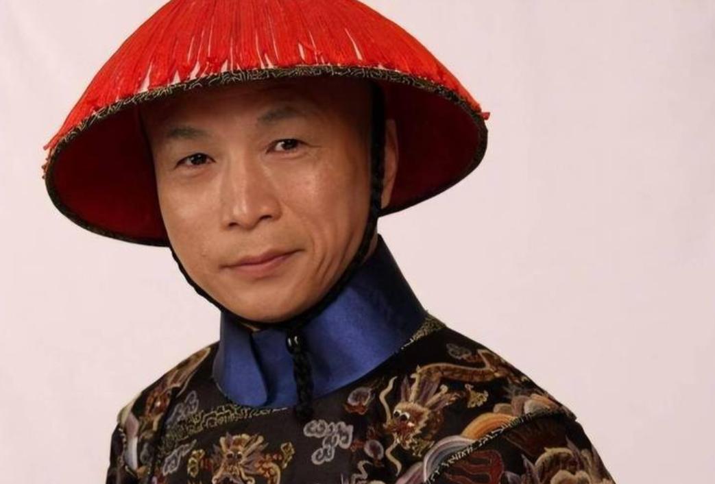 演员李天柱说：“拍《甄嬛传》时，我第一次见陈建斌，我说我是李天柱，幸会幸会，他只