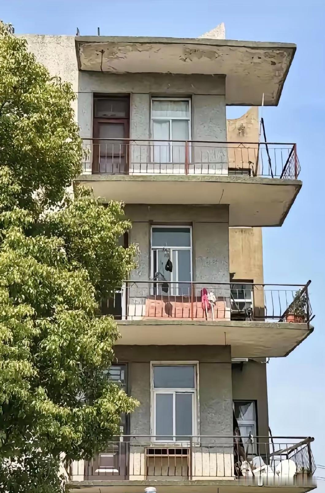 现在流行的第四代住宅，宣传的卖点之一就是有超大露台，之前还以为是什么新设计呢。