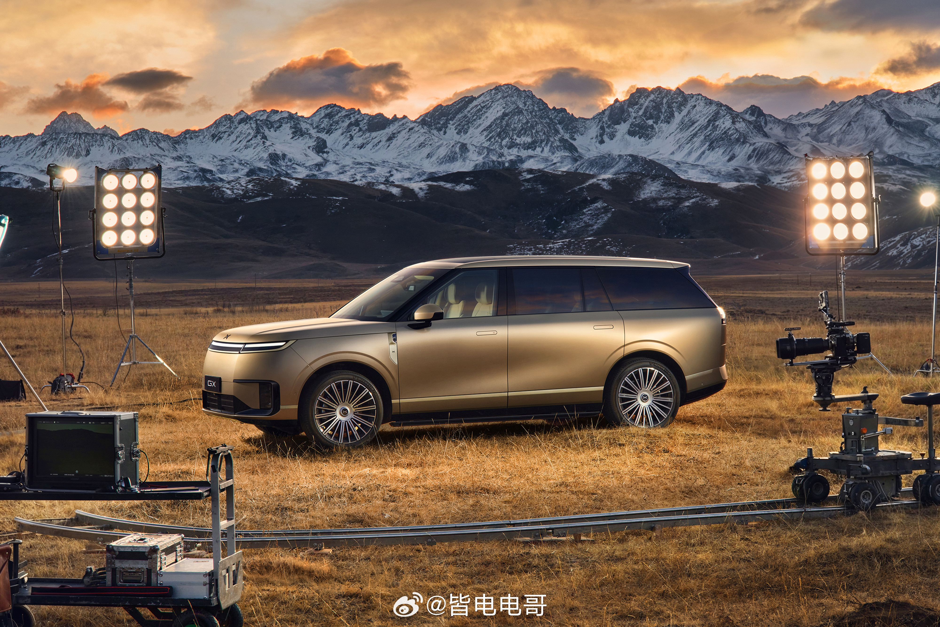 新科技旗舰小鹏GX来了小鹏GX的第二波美图来了，日照金山的车身色非常大气这外观